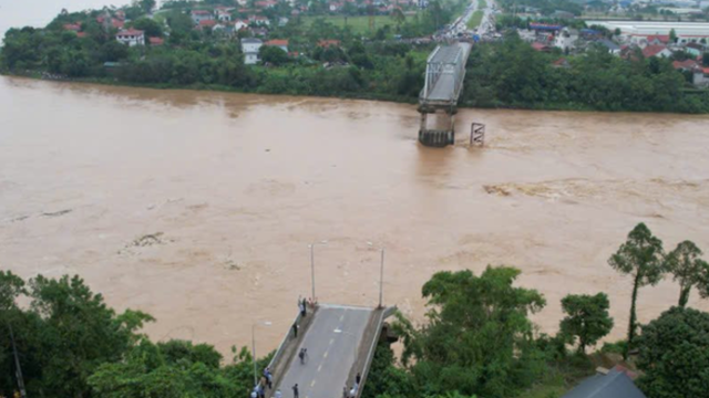 Đề xuất lắp cầu phao tạm thời, phục vụ đi lại của nhân dân ở vị trí cầu Phong Châu bị sập.