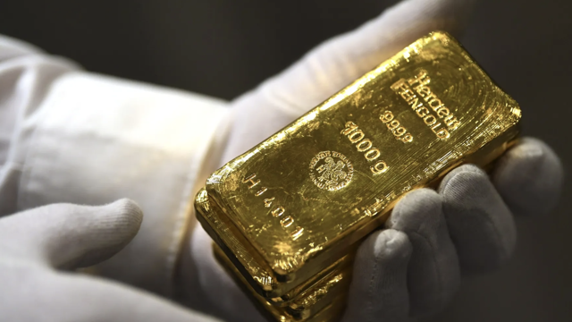 Giá vàng trượt nhẹ khỏi đỉnh, SPDR Gold Trust bán gần 5 tấn