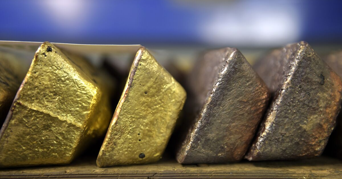 Giá vàng bùng nổ qua mốc 3.700 USD/oz trong lúc chờ tin Fed