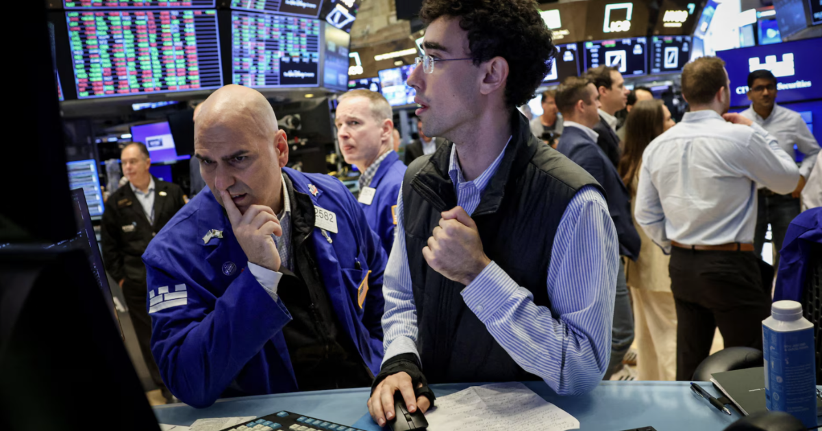 Chứng khoán Mỹ giảm nhẹ khỏi ngưỡng kỷ lục, giá dầu tăng do rủi ro nguồn cung từ Nga